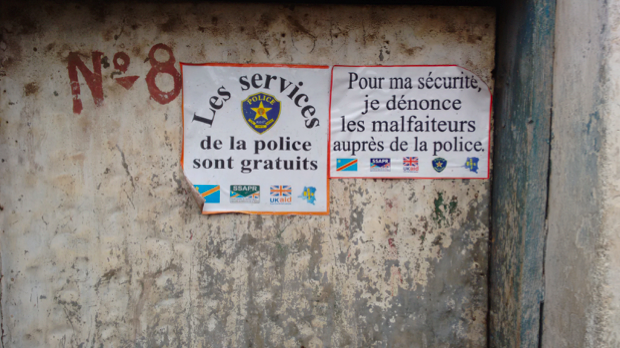 Vestige de la réforme de la police sur la porte d’entrée du bureau d’un chef de quartier, Bukavu, octobre 2016.