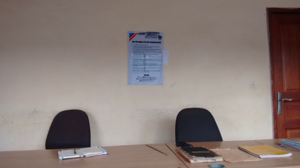 Les dix règles d’or accrochées sur le mur d'un bureau de la police judiciaire dans un sous-commissariat à Bukavu, mai 2017.
