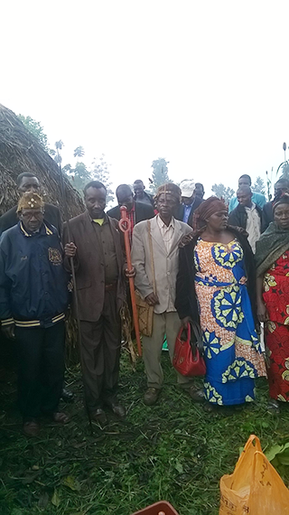 Mwami Nakalonge (deuxième à partir de la gauche) en viste de courtoisie auprès du Mwami de Kabare (Kabare, janvier 2016)