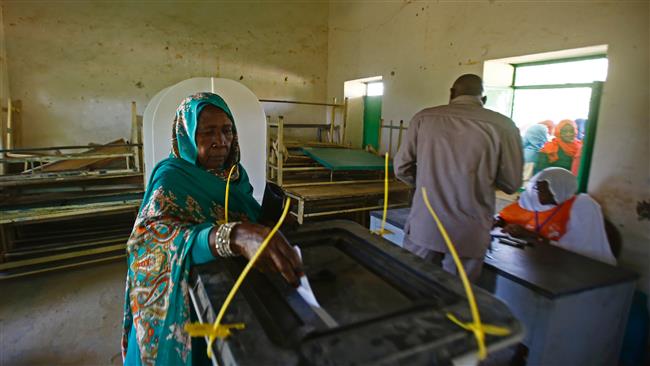 A woman casts her vote at a polling station in a camp for Internally Displaced Persons (IDP) in North Darfur on April 11, 2016, AFP.