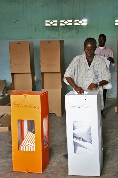 A view of Lycée Molière Polling Station in Kinshasa, where thousands of people turned out to cast their ballots. 30 July 2006, Kinshasa, UN Photo.