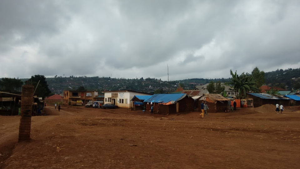 Des maisons en terre couvertes par des bâches bleues situées à côté du sous-commissariate de Panzi à Bukavu, habitées surtout par des soldats et policiers (mai 2017).