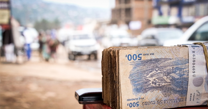 Un changeur de monnaie cherche des clients © Esther Nsapu