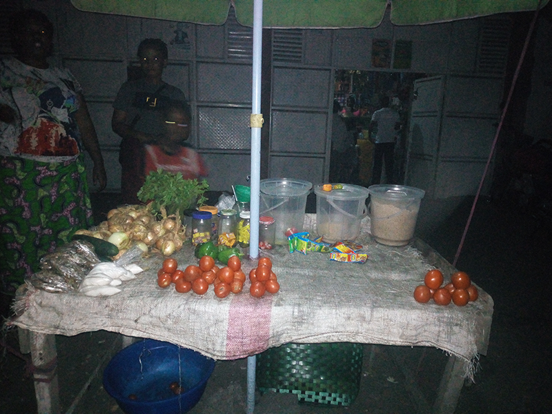 Les marchands vespéraux avec leurs produits à Goma. © Alain Mukombe Misege