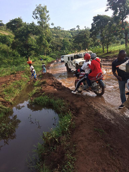Les chercheurs effectuant des travaux sur le terrain dans le Sud-Kivu, en RDC. © Elisée Cirhuza