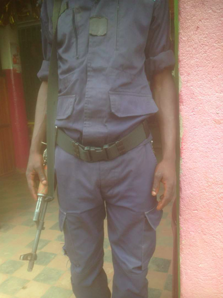 Un policier en tenue © Josaphat Musamba, January 2018.