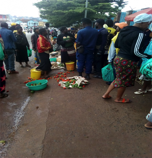 Des policiers renversant la marchandise d’une vendeuse sur le trottoir de SINELAC à Nyawera © Alice Mugoli