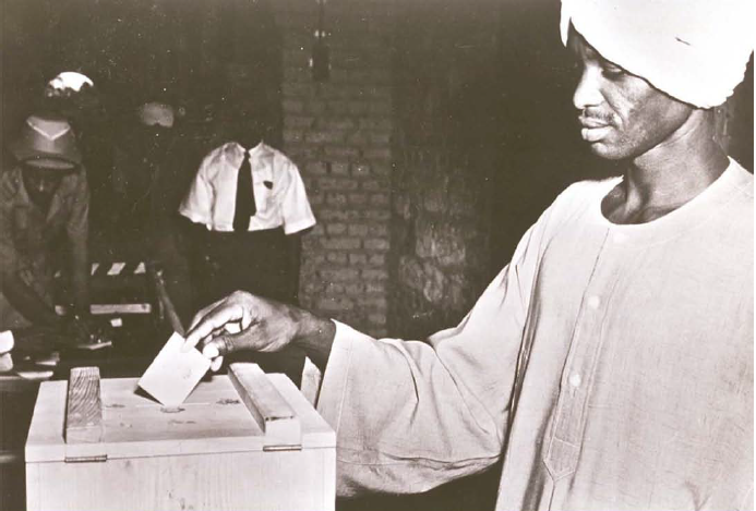 A man casts his ballot in a practice vote in Omdurman, 1953. (Sudan Archive, Durham: SAD 674/5/27.)
